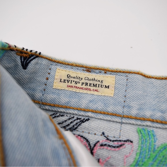 NWOT LEVI’S PREMIUM 501 High Rise Denim Hella Bloom Embroidered Floral Shorts - Picture 4 of 8